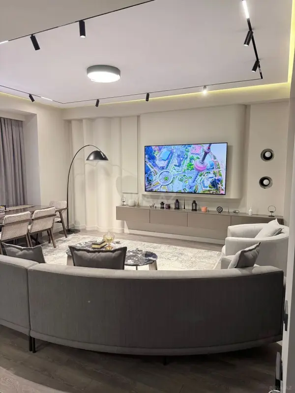 Satılır 3 otaqlı mənzil 131 m²