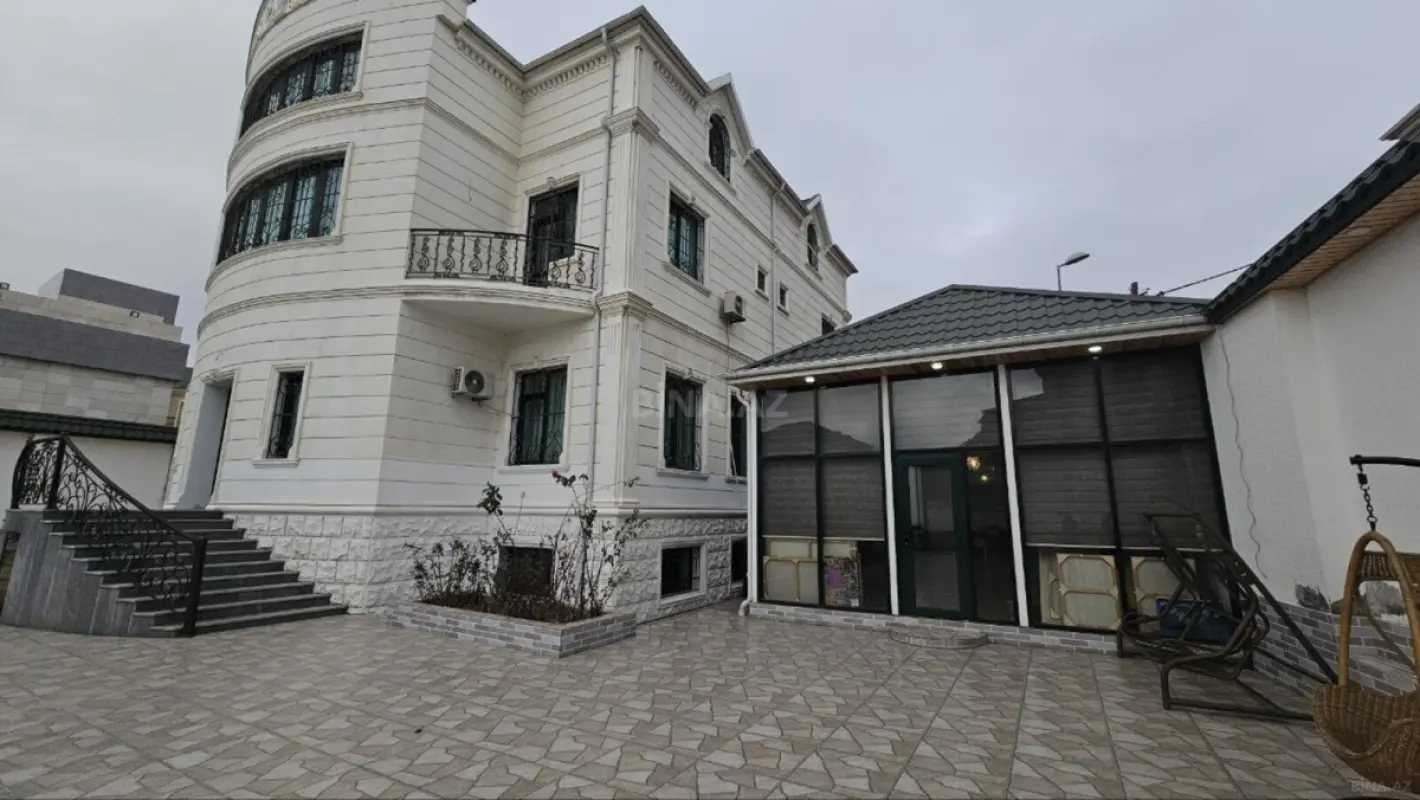 Satılır 8 otaqlı həyət evi 740 m²