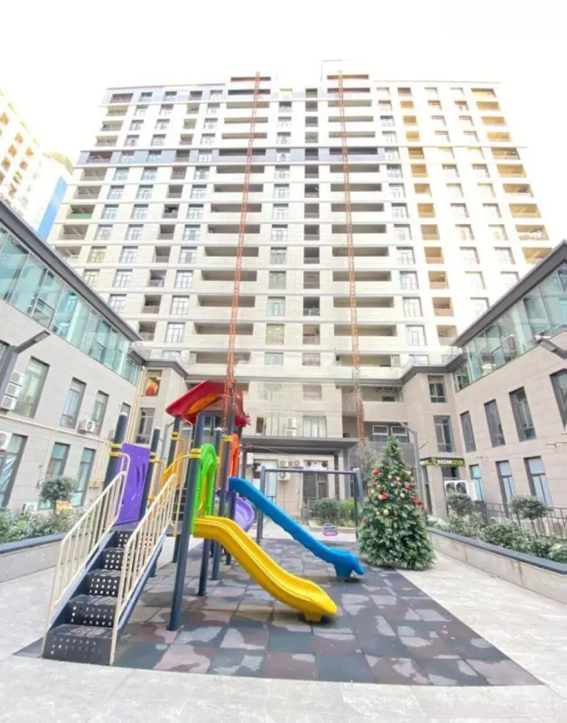 Satılır 4 otaqlı mənzil 212 m²