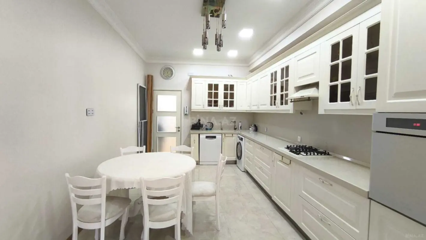 Kirayə verilir 4 otaqlı mənzil 130 m²