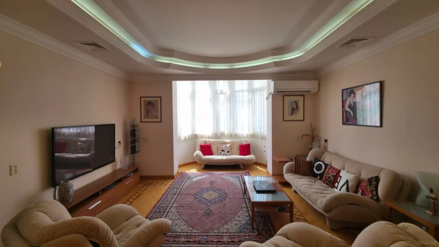 Satılır 5 otaqlı mənzil 220 m²