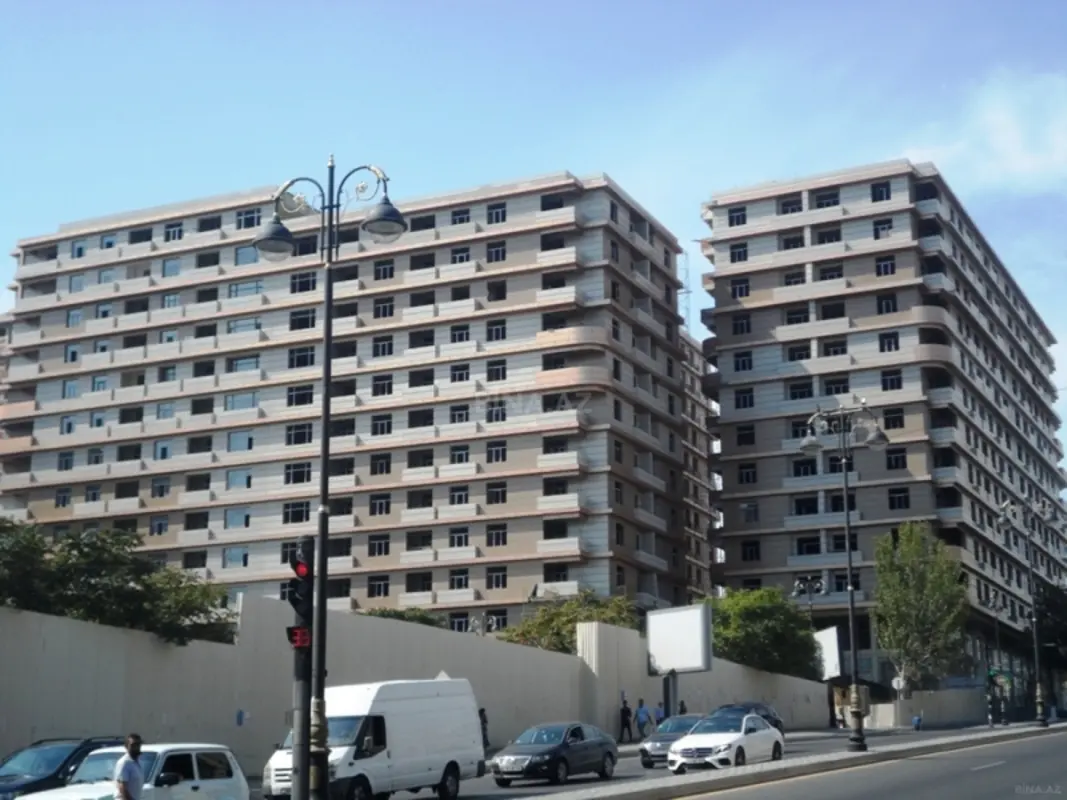 Satılır 4 otaqlı mənzil 255 m²