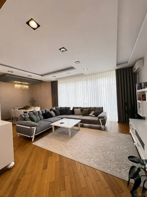 Satılır 3 otaqlı mənzil 176 m²