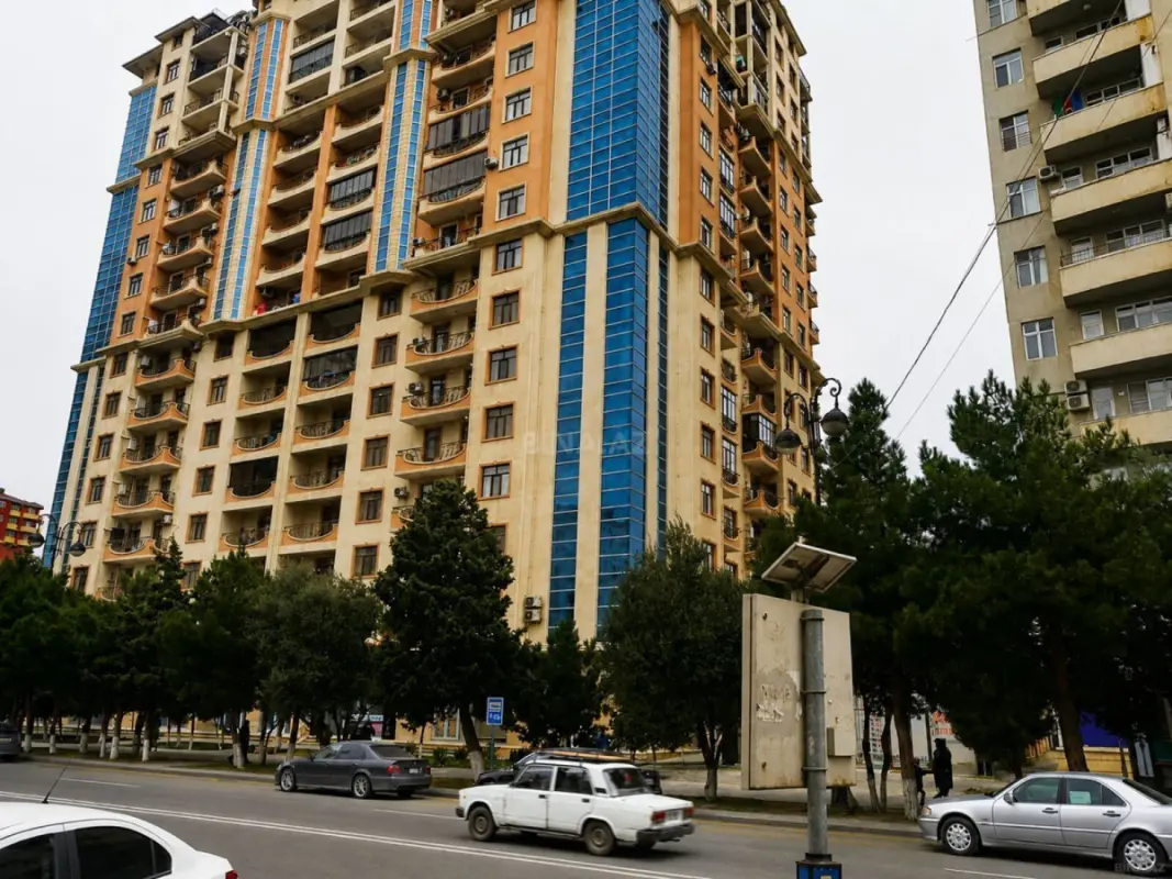 Satılır 3 otaqlı mənzil 132 m²
