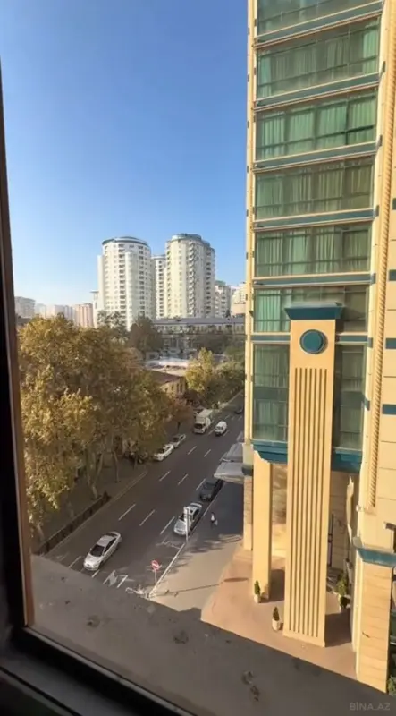 Satılır 5 otaqlı mənzil 300 m²