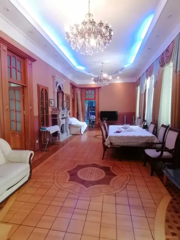 Satılır 6 otaqlı mənzil 220 m²