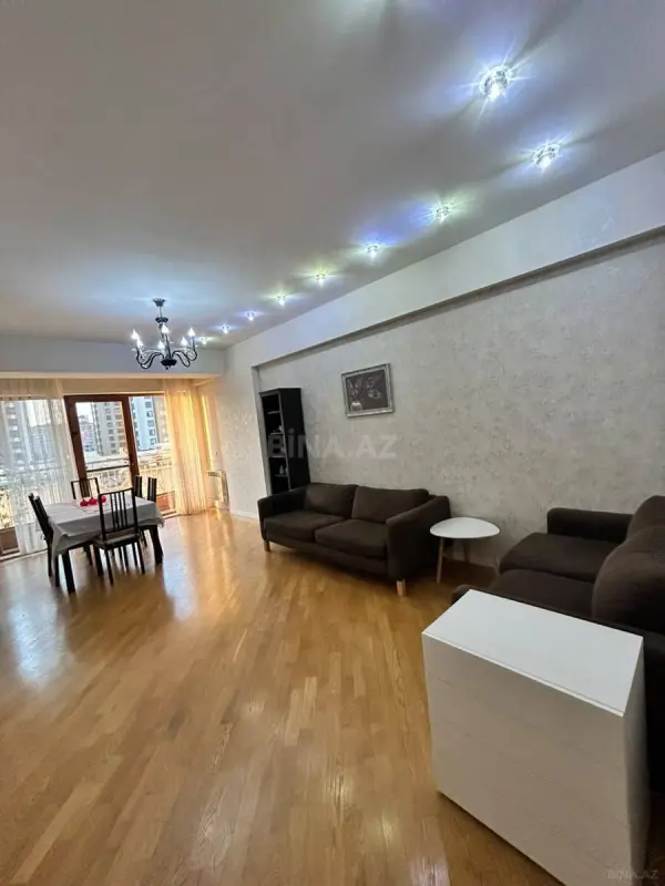 Kirayə verilir 4 otaqlı mənzil 141 m²