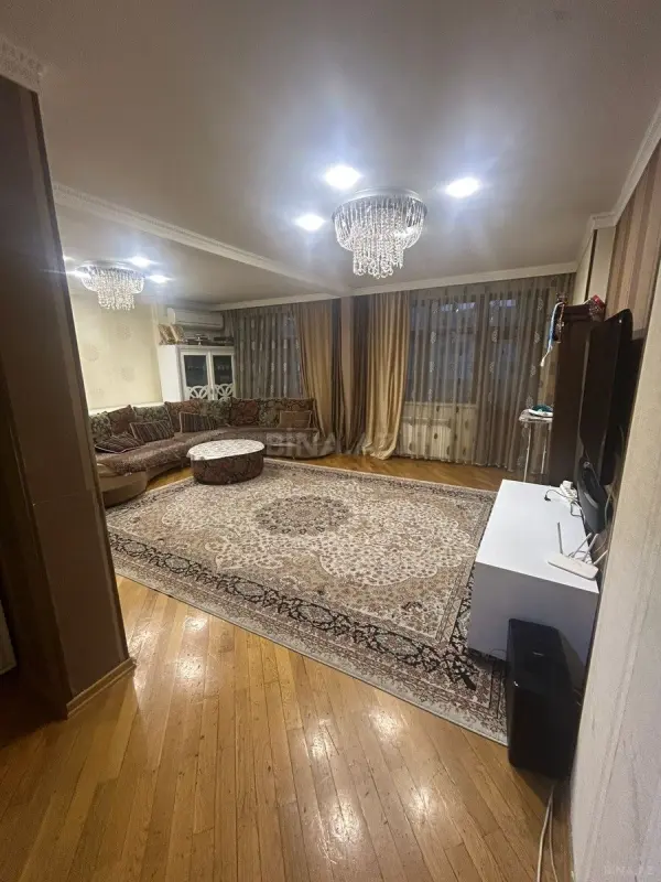 Satılır 4 otaqlı mənzil 125 m²