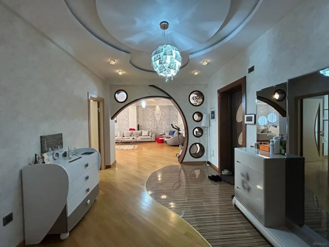 Satılır 5 otaqlı mənzil 240 m²