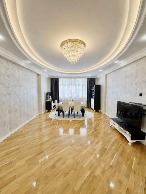 Satılır 3 otaqlı mənzil 135 m²