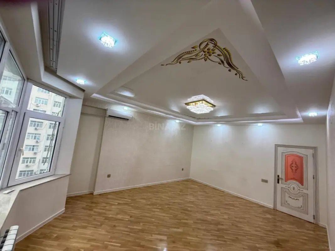 Satılır 3 otaqlı mənzil 122 m²