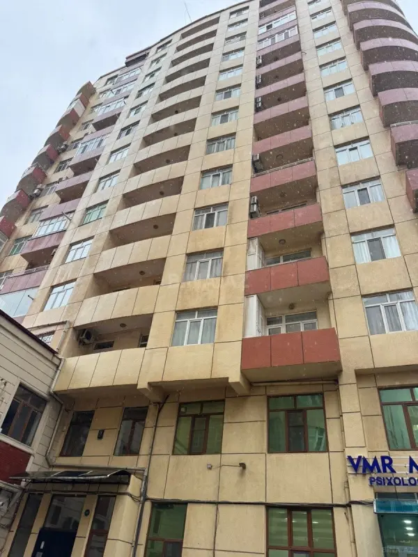 Satılır 3 otaqlı mənzil 172 m²