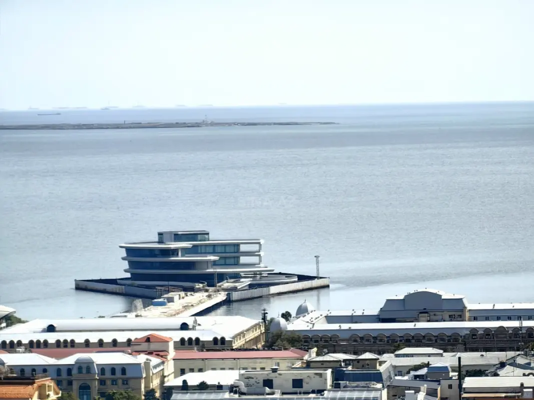 Satılır 4 otaqlı mənzil 260 m²