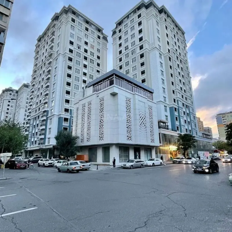 Satılır 5 otaqlı mənzil 272 m²
