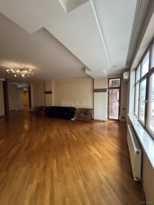 Satılır 4 otaqlı mənzil 240 m²