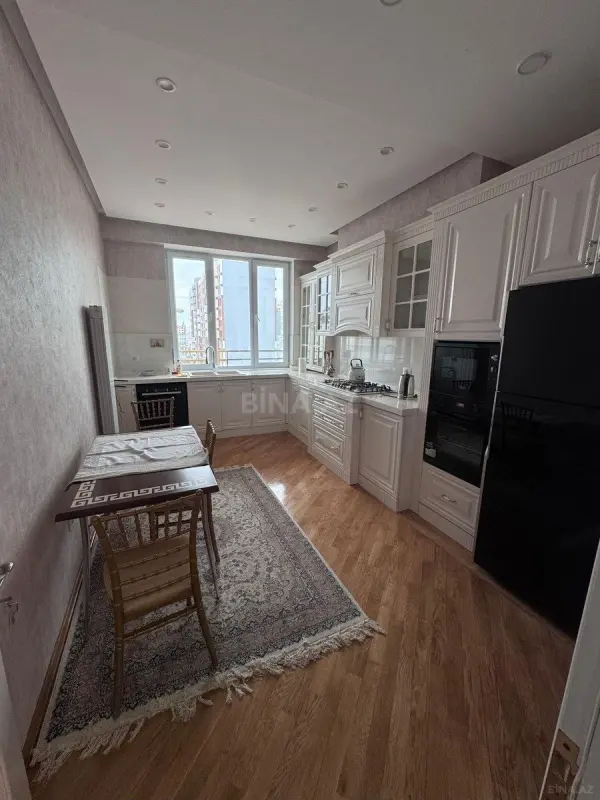 Kirayə verilir 3 otaqlı mənzil 130 m²