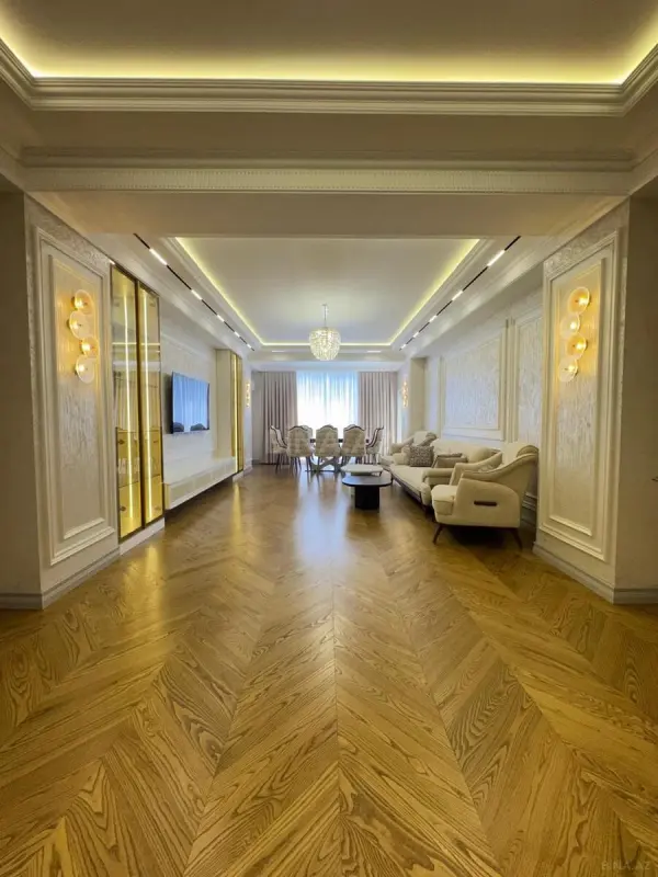 Satılır 4 otaqlı mənzil 235 m²