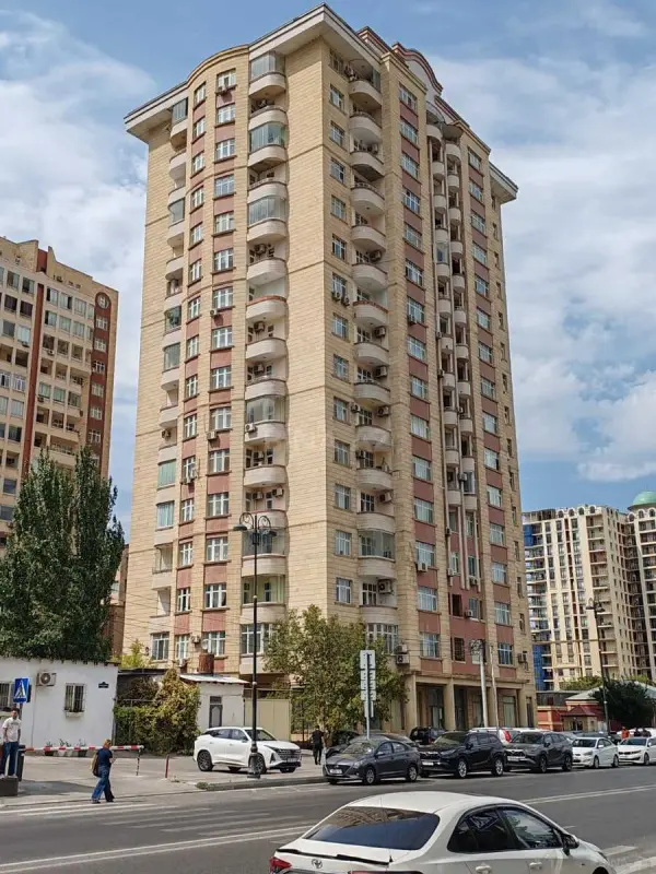 Satılır 4 otaqlı mənzil 205 m²