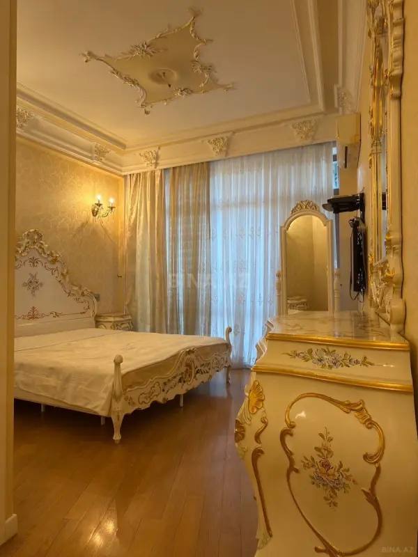 Satılır 4 otaqlı mənzil 220 m²
