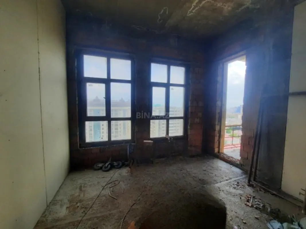 Satılır 4 otaqlı mənzil 175 m²