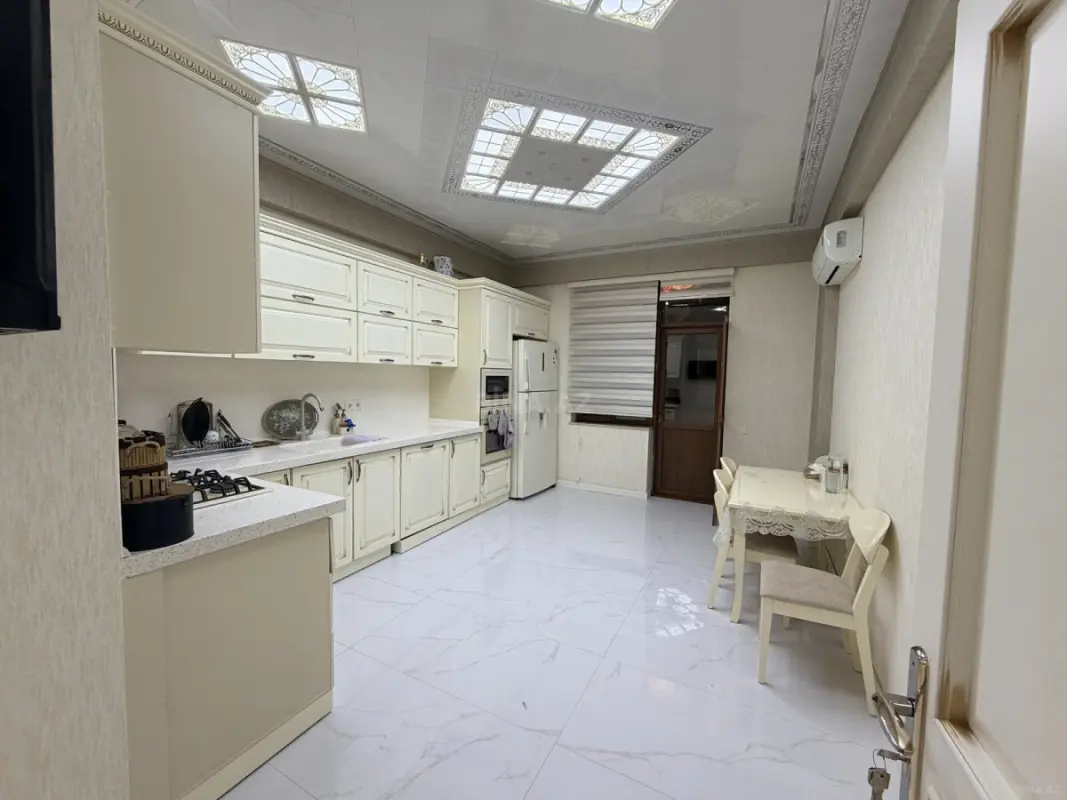Satılır 3 otaqlı mənzil 131 m²