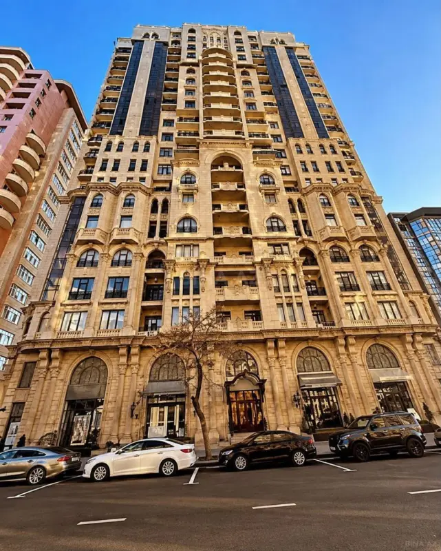 Satılır 4 otaqlı mənzil 250 m²