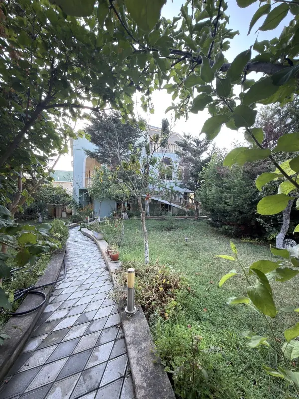 Satılır 8 otaqlı həyət evi 370 m²