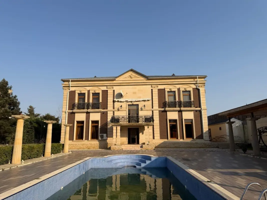 Satılır 9 otaqlı həyət evi 700 m²