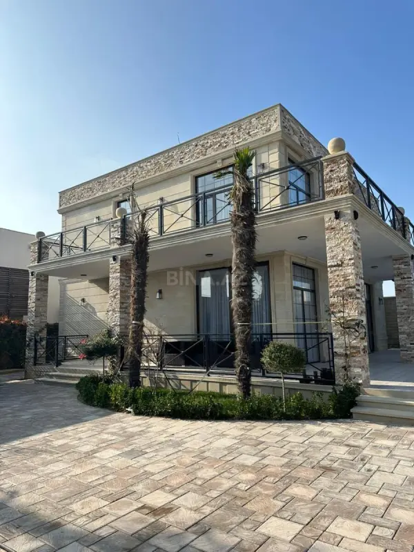 Satılır 5 otaqlı həyət evi 300 m²