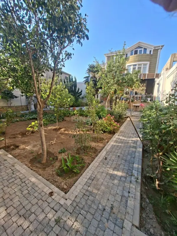 Satılır 10 otaqlı həyət evi 360 m²