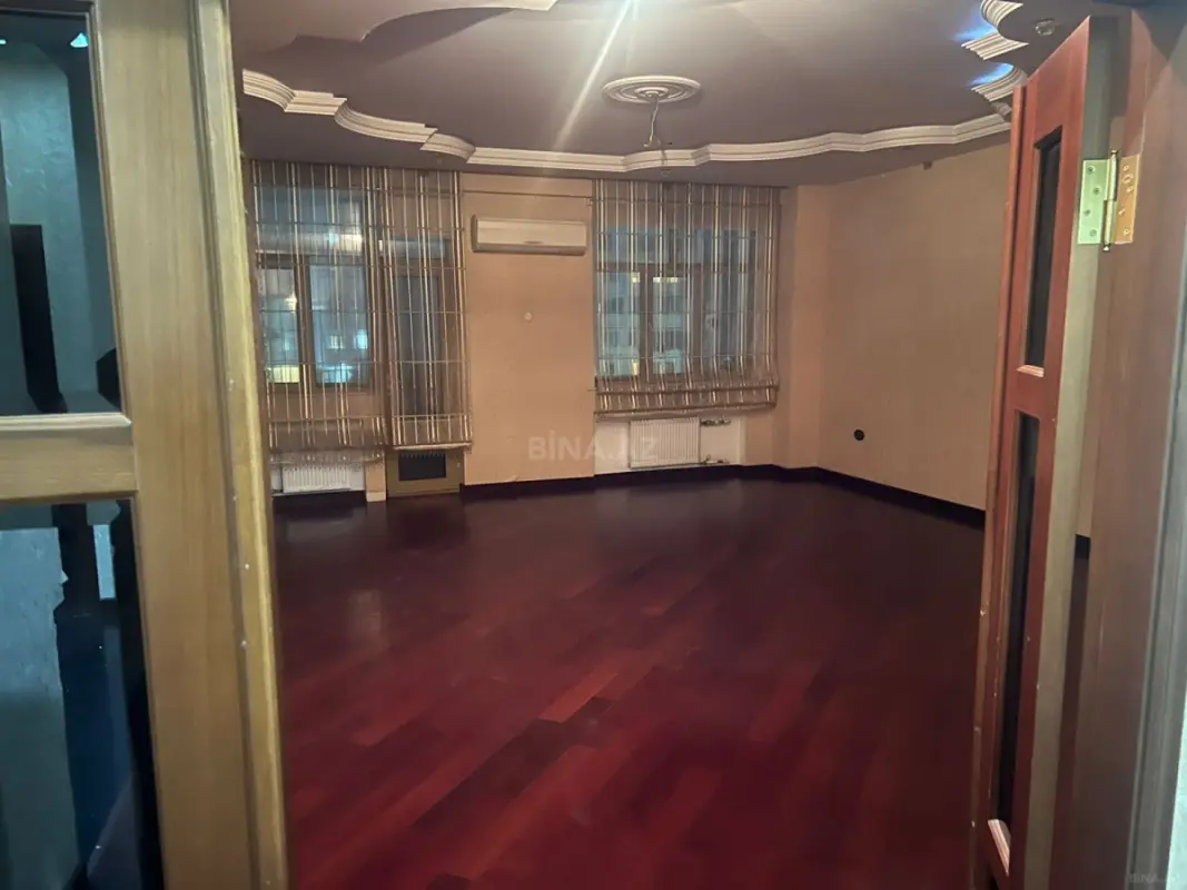 Satılır 4 otaqlı mənzil 205 m²