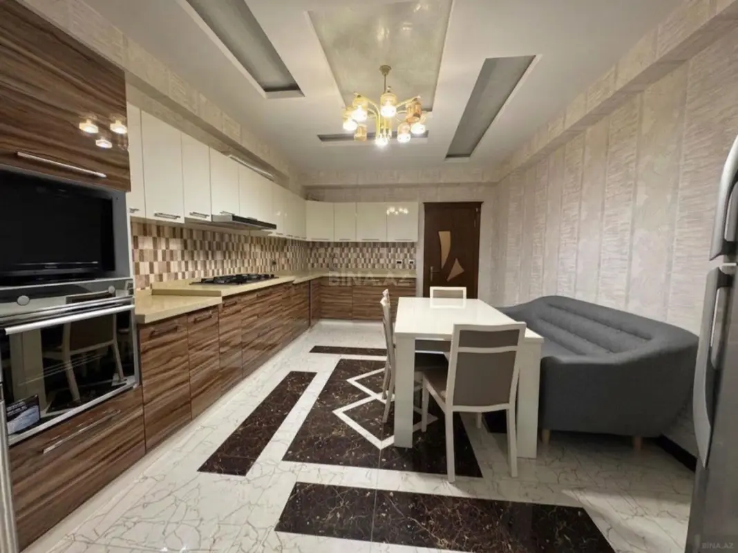 Satılır 4 otaqlı mənzil 240 m²