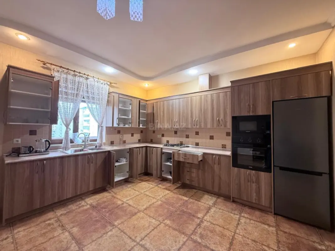 Kirayə verilir 4 otaqlı mənzil 200 m²