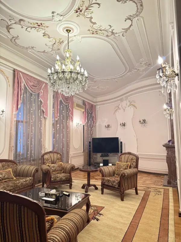 Kirayə verilir 4 otaqlı mənzil 250 m²