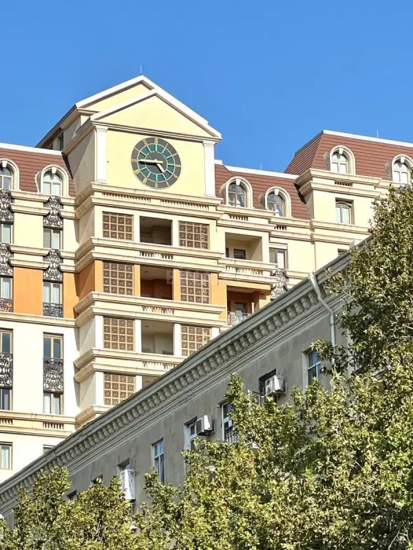 Satılır 5 otaqlı mənzil 247 m²