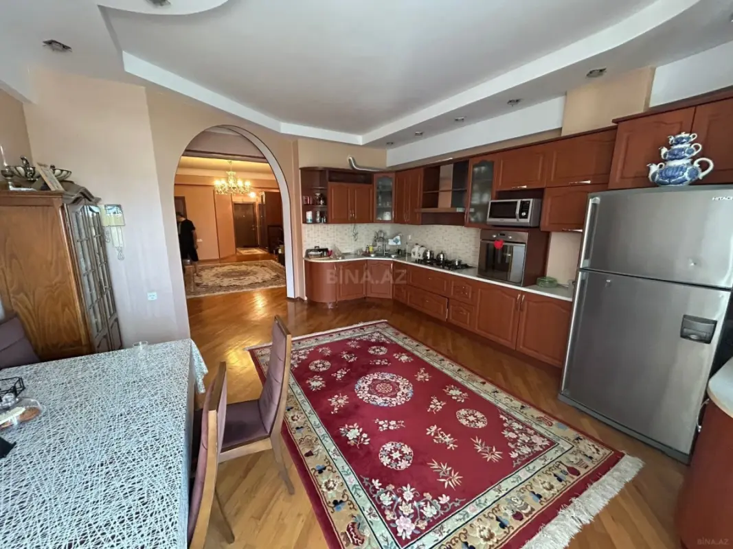 Satılır 4 otaqlı mənzil 198 m²