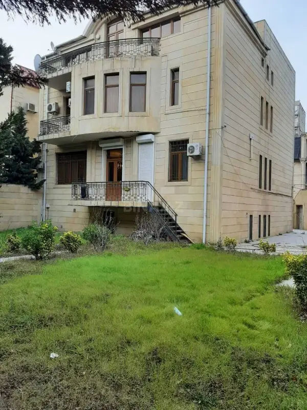 Satılır 8 otaqlı həyət evi 650 m²