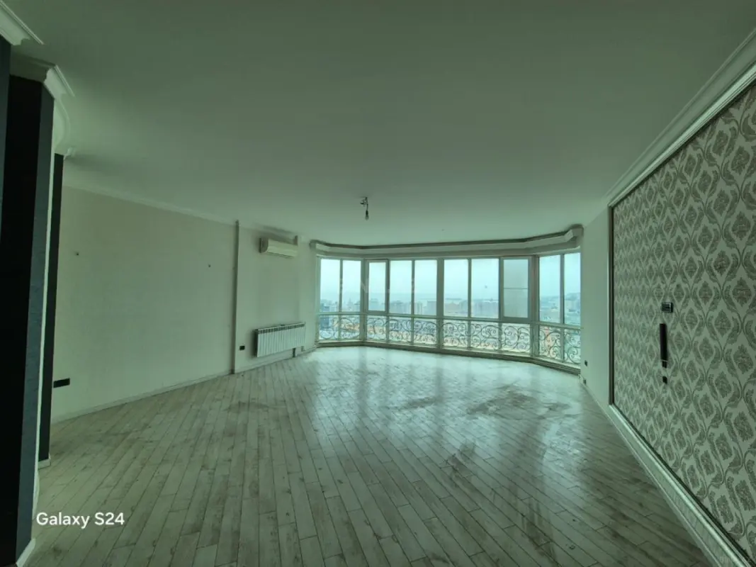 Satılır 4 otaqlı mənzil 180 m²