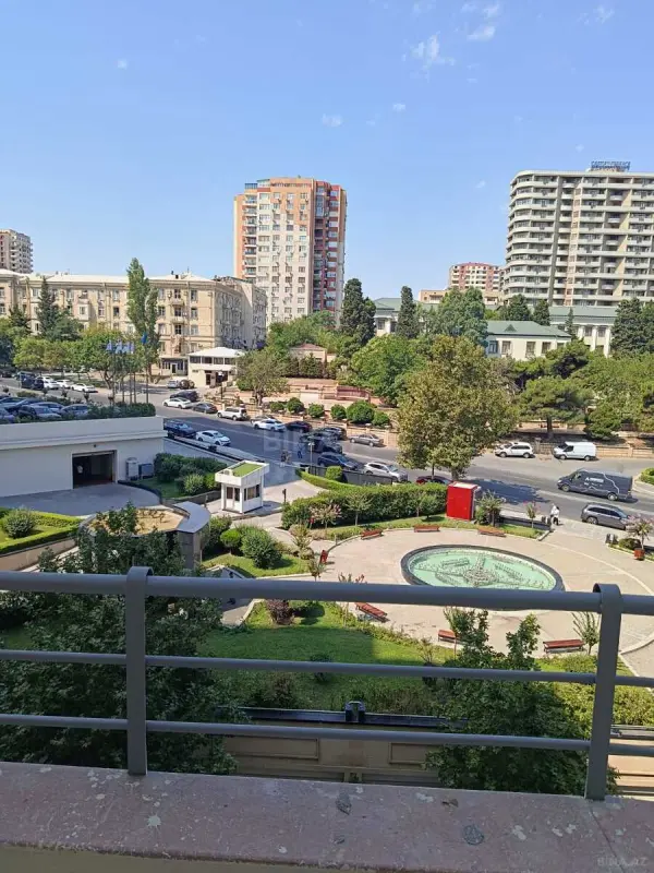 Satılır 4 otaqlı mənzil 161 m²