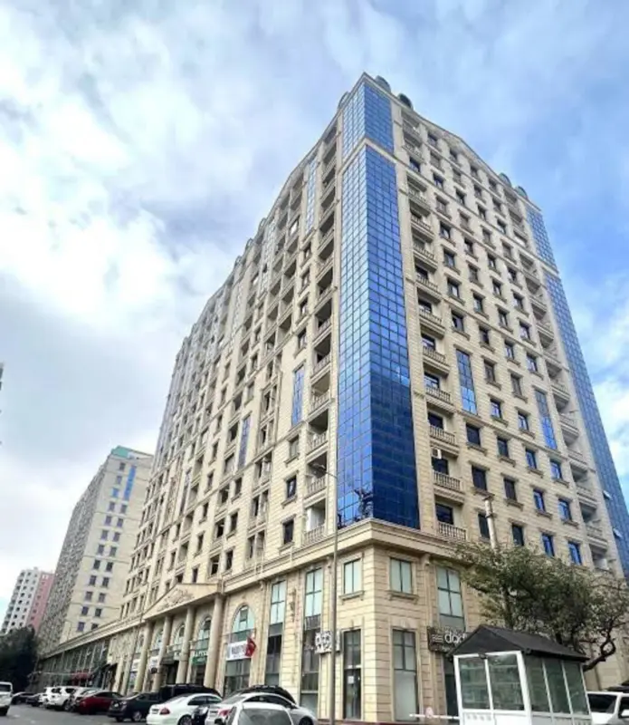 Satılır 4 otaqlı mənzil 203 m²