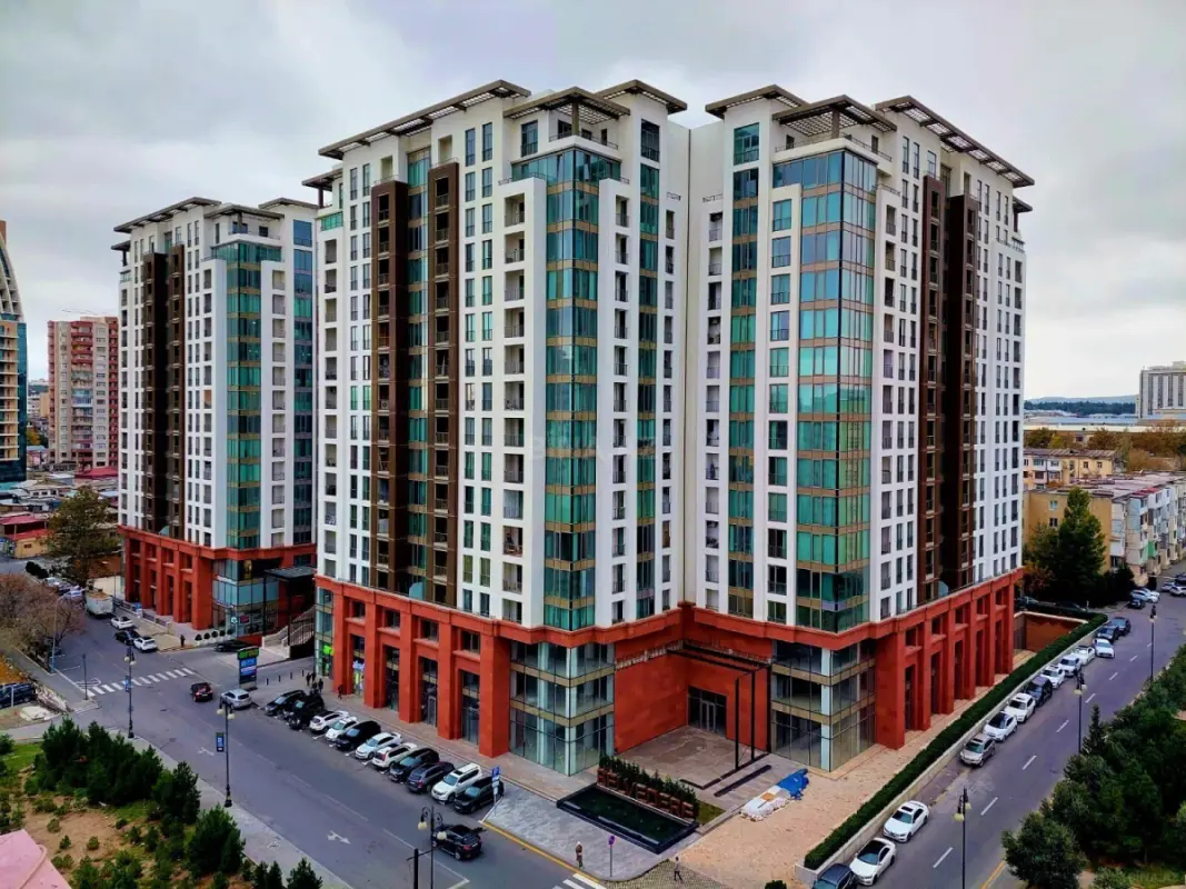 Satılır 4 otaqlı mənzil 180 m²