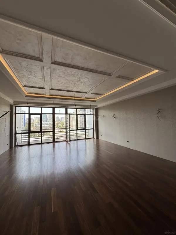 Satılır 4 otaqlı mənzil 200 m²