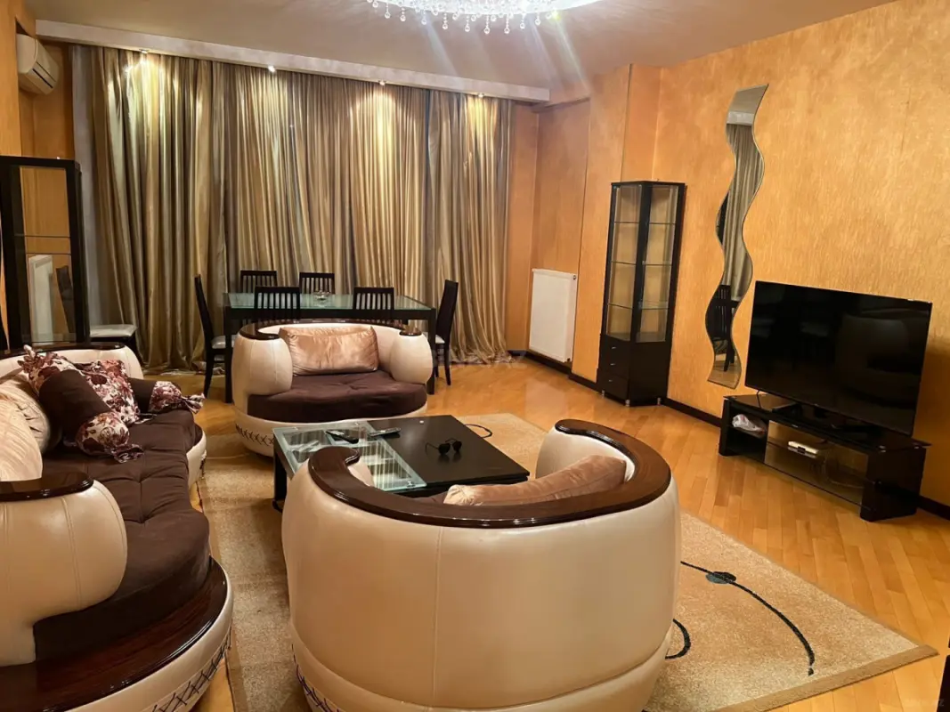Kirayə verilir 4 otaqlı mənzil 140 m²