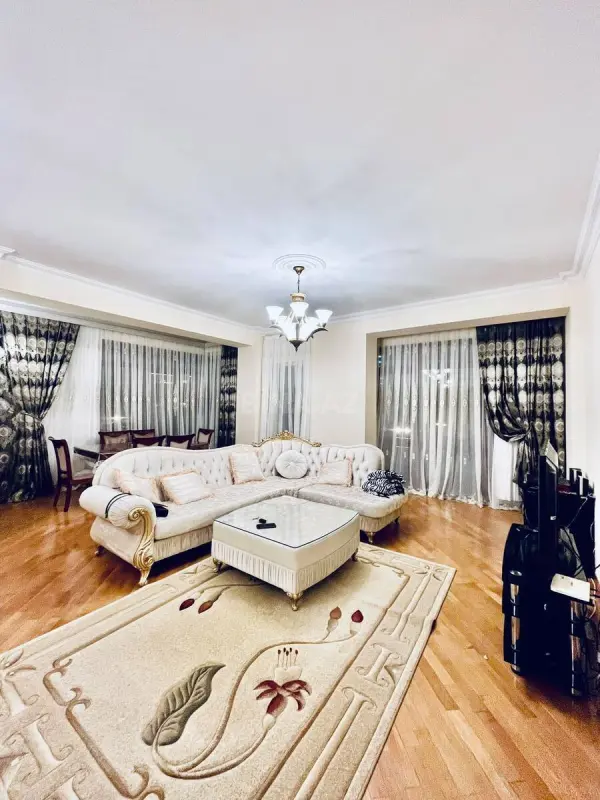 Kirayə verilir 4 otaqlı mənzil 145 m²