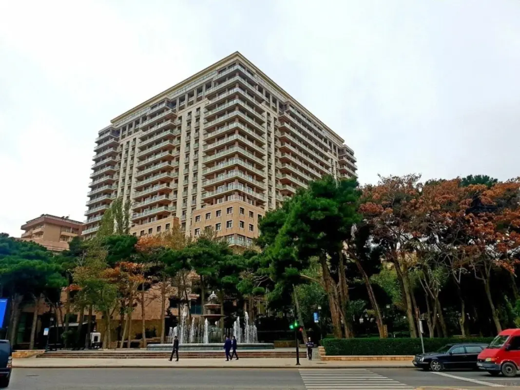 Satılır 4 otaqlı mənzil 197 m²