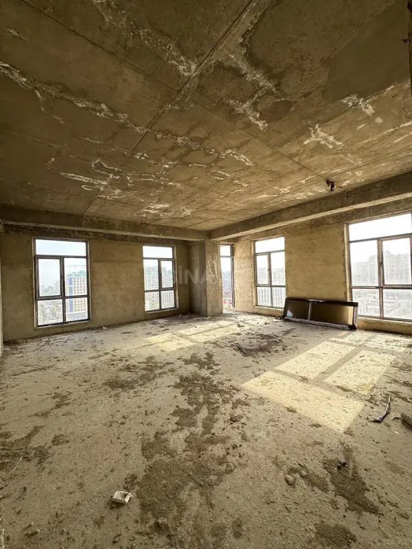 Satılır 4 otaqlı mənzil 186 m²