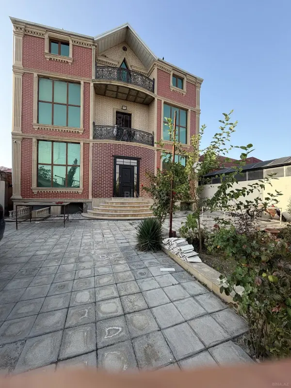 Satılır 8 otaqlı həyət evi 600 m²