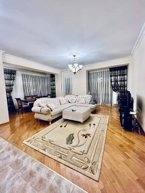 Kirayə verilir 4 otaqlı mənzil 150 m²