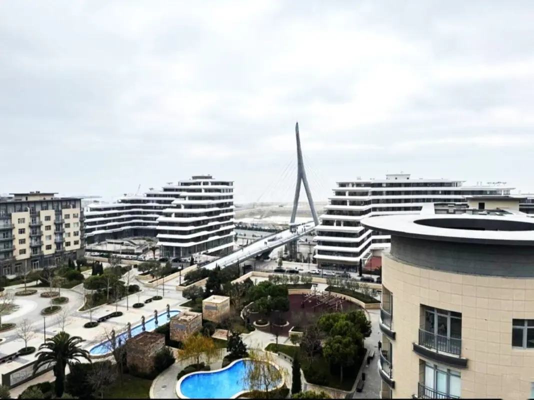 Satılır 4 otaqlı mənzil 750 m²