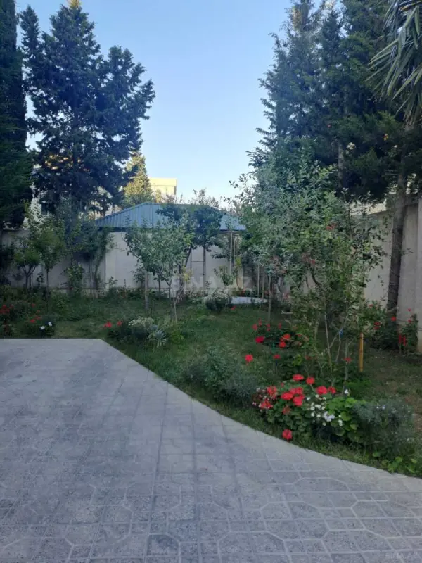 Kirayə verilir 10 otaqlı həyət evi 700 m²